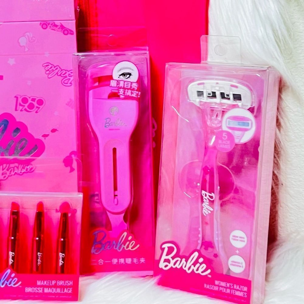 Barbie Beauty Bundle - Picture 3 of 9
